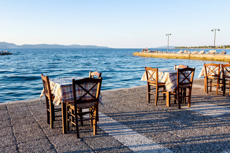 傍晚在传统的希腊小酒馆, 餐厅由开放的海洋