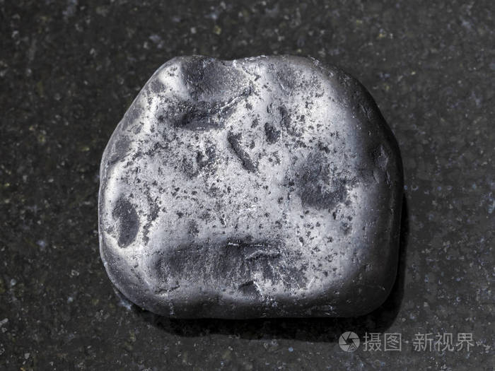 深色背景抛光 shungite 宝石