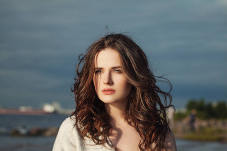 自然美.户外长卷发的好女人照片