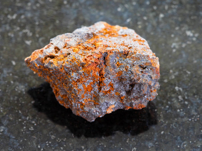 原始的赤铁矿 铁矿石 石头在黑暗