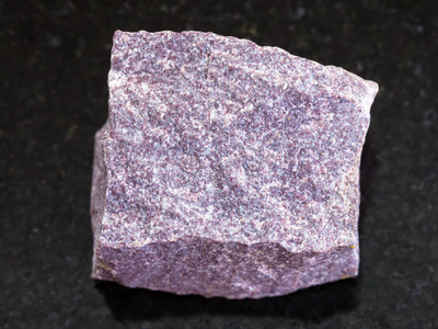 明矾黑暗背景下的粗糙明矾石照片