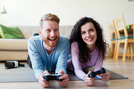 情侣玩视频游戏