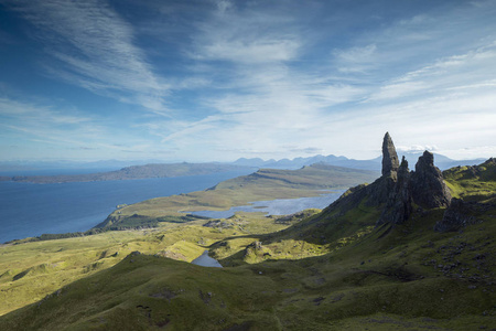 美丽而独特的老人斯托尔岩在斯凯苏格兰岛阳光明媚的一天