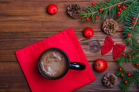 圣诞餐桌和一杯热巧克力顶视图