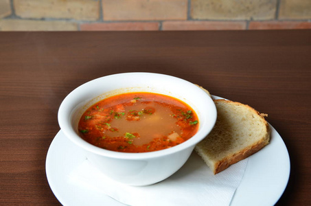 乌克兰食物带配料和面包的红汤