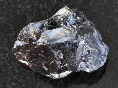 黑暗背景下的粗糙闪锌矿石图片