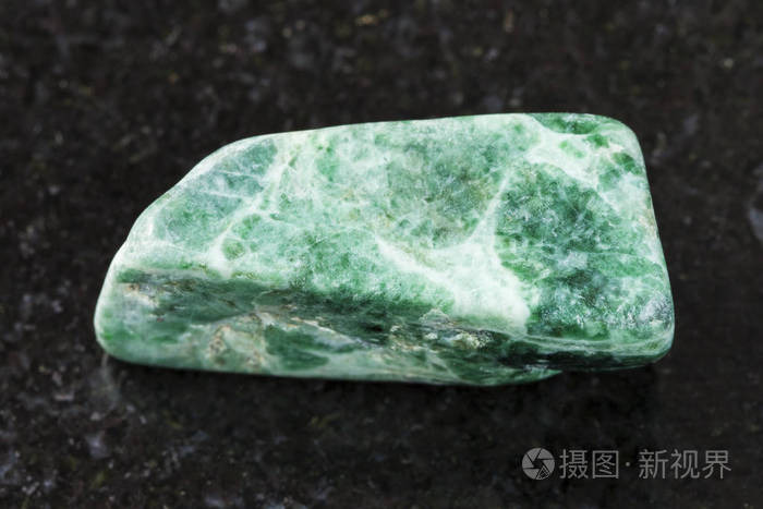 黑底抛光绿翡翠石照片 正版商用图片0zv5r0 摄图新视界 黑底抛光绿翡翠石照片 正版商用图片0zv5r0 摄图新视界