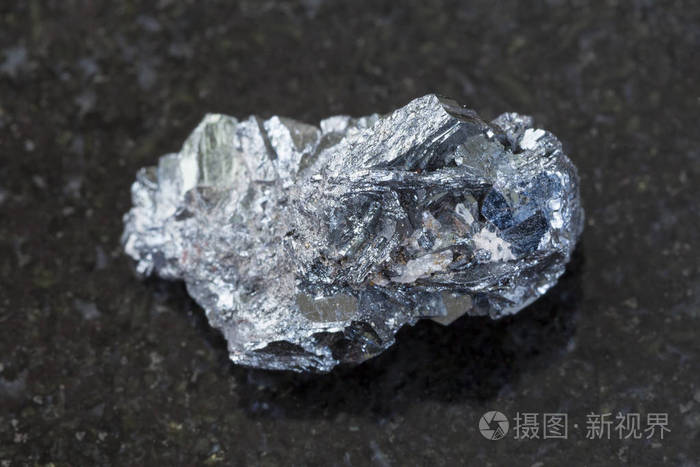 深色背景下的粗赤铁矿矿石照片 正版商用图片0zv5wp 摄图新视界