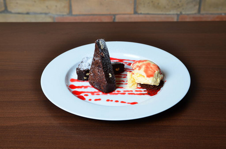 桌上盘子里的巧克力布朗尼特写巧克力