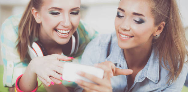 两个女孩在一起看起来在手机照片
