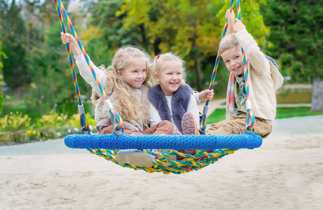 三儿童在公园玩耍