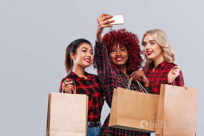 非裔美国人, 亚裔和白种人种.与自拍拍照购物.