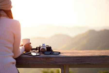 并采取一张照片, 并在阳光下坐在户外阳光明媚享受她的温暖的早晨