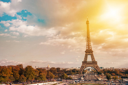 埃菲尔铁塔, 巴黎标志和标志性地标在法国, 在一个阳光明媚的日子, 在天空中有阳光。著名的旅游景点和浪漫的旅游目的地在欧洲。城市