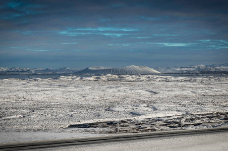 冰岛冬季景观与覆盖雪对雪约