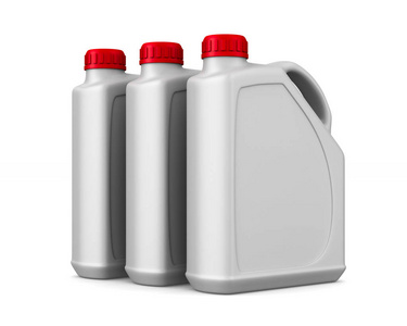 三塑料罐马达油在白色背景。孤立