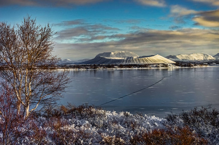 Hverfjall 和反射的圣诞景观