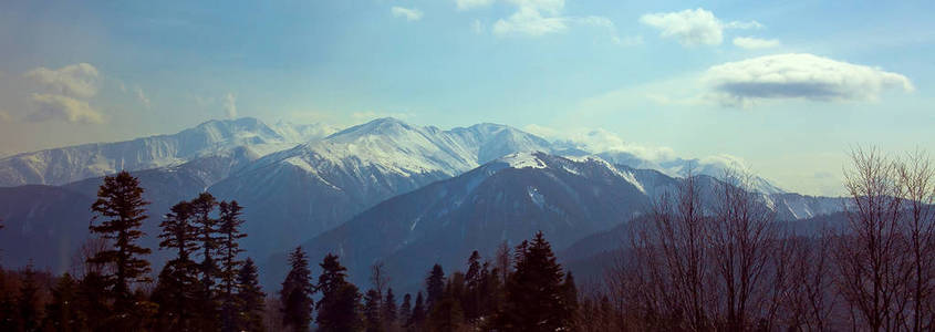 白雪皑皑的山峰。早春在山