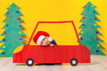 孩子在红色圣诞车。圣诞节假期概念