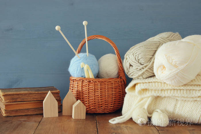 木制的桌子上羊毛的温暖和舒适的毛线球