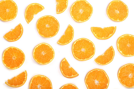 橘黄色或橘红色白色背景上孤立的片。平躺，顶视图。水果组成