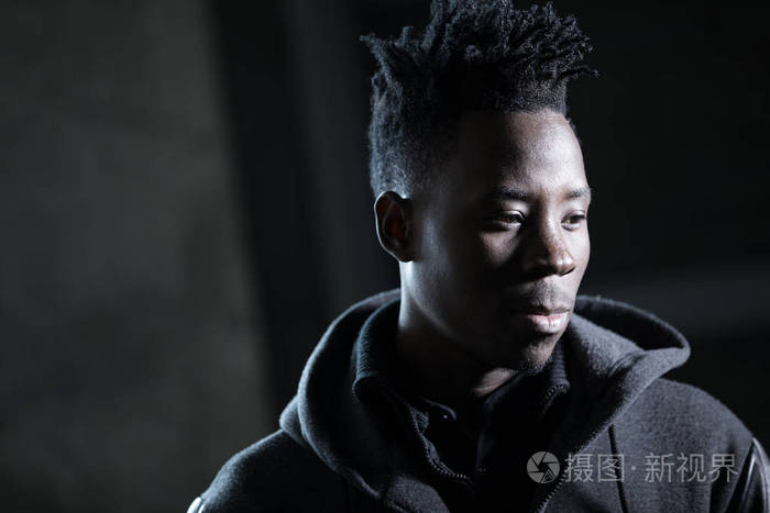 黑暗中的酷非洲人