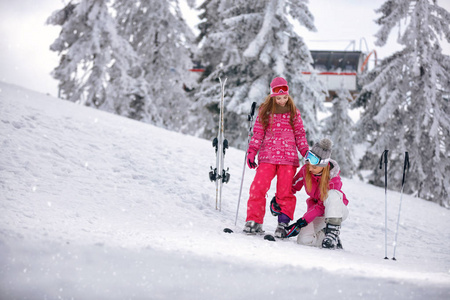 冬季时间和滑雪母亲准备在滑雪胜地的女儿