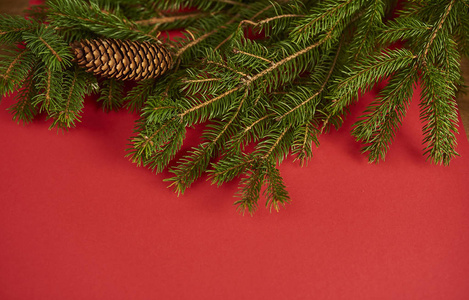 红色背景的圣诞树。设计样机