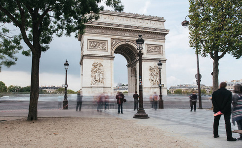 著名的凯旋门, 象征着光荣和历史遗产。法国巴黎标志性建筑地标。查尔斯戴高乐广场。城市生活旅游和旅游理念。长时间曝光