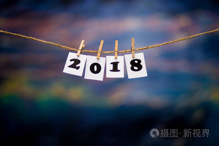 新年快乐2018文本在文件与夹在模糊抽象蓝色散背景