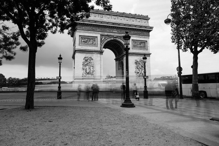 著名的凯旋门, 象征着光荣和历史遗产。法国巴黎的标志性地标。查尔斯戴高乐广场。城市生活旅游和旅游理念。长时间曝光黑白