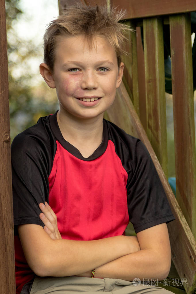 快乐的英国男孩坐在外面