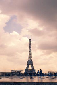 埃菲尔铁塔, 巴黎的象征和标志性的标志在法国, 在阴天。欧洲著名的旅游胜地和浪漫的旅游目的地。城市景观和旅游理念。长时间曝光。色
