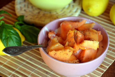 健康早餐成熟切碎的木瓜和农家干酪在木桌上的碗里