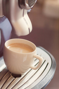 白杯站在咖啡机的咖啡光栅