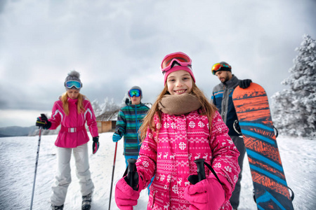 山上度假滑雪坡上的微笑女孩