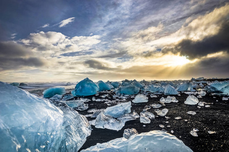 在夕阳金色时刻漂浮在 Jokulsarlon 的冰山与 glac