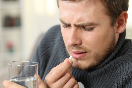 生病的人在冬天吃药照片