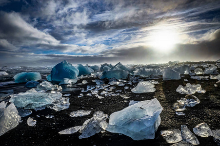 在夕阳金色时刻漂浮在 Jokulsarlon 的冰山与 glac