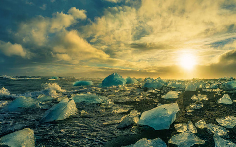 在夕阳金色时刻漂浮在 Jokulsarlon 的冰山与 glac