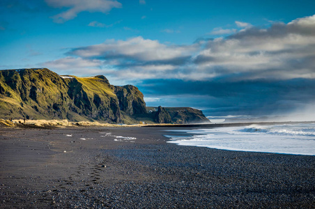 黑海滩和海栈在 Vik 冰岛与山波浪 a