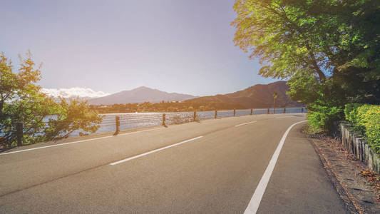 公路景观的湖和山风景