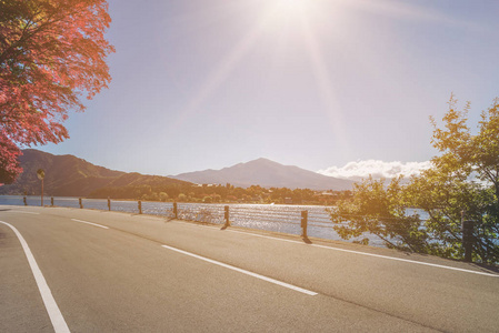 公路景观的湖和山风景图片