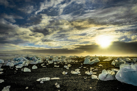 在夕阳金色时刻漂浮在 Jokulsarlon 的冰山与 glac