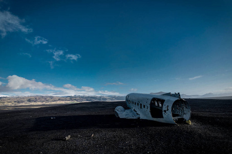 飞机残骸 Solheimasandur 冰岛在黑沙子海滩