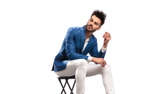 男人回头看背影坐在优雅的男人回头看他的肩膀照片