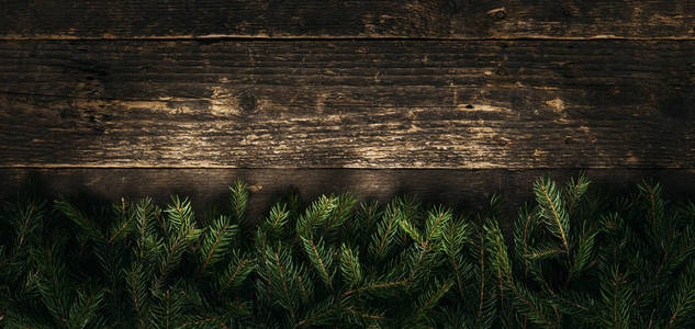 圣诞节背景, 木制背景的冷杉树枝, 带有复制空间的喜庆横幅