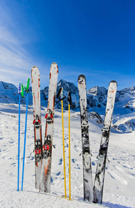 在滑雪冬季，山脉和滑雪旅游野外设备