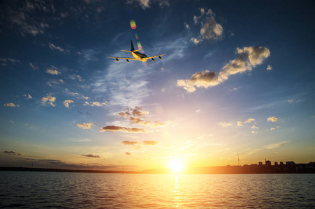 飞机爬升，在日落时分飞越大海向太阳