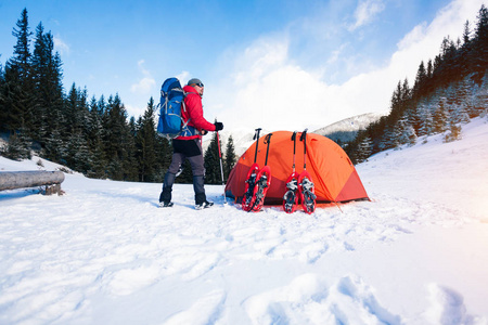 与雪帐篷附近的登山者